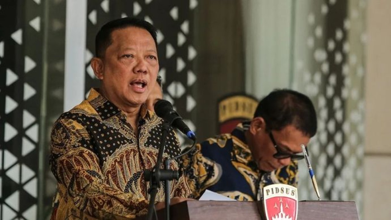 Jaksa Agung Muda Tindak Pidana Khusus (Jampidsus) Kejaksaan Agung Febrie Adriansyah (kiri) menyampaikan konferensi pers di Kejaksaan Agung, Jakarta, Jumat, 10 Juli 2026. (Antara)
