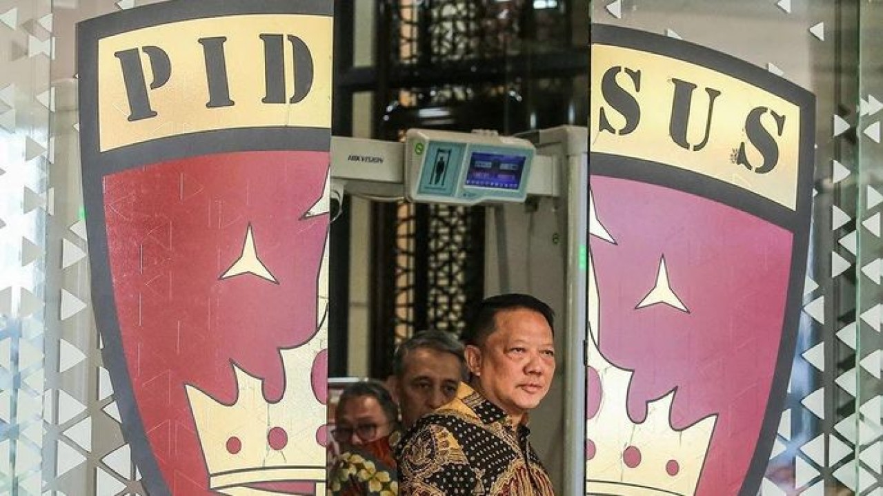Jaksa Agung Muda Tindak Pidana Khusus (Jampidsus) Kejaksaan Agung Febrie Adriansyah keluar dari ruangan untuk menyampaikan konferensi pers di Kejaksaan Agung, Jakarta, Jumat, 10 Juli 2026. Dalam keterangannya, Febrie mengatakan tetap menghormati seti (Antara)