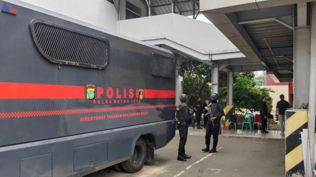 Sejumlah anggota Polda Metro Jaya melakukan penjagaan di Direktorat Perawatan Tahanan dan Barang Bukti (Dittahti) Polda Metro Jaya, Jakarta, Jumat, 17 Juli 2026 (Antara)