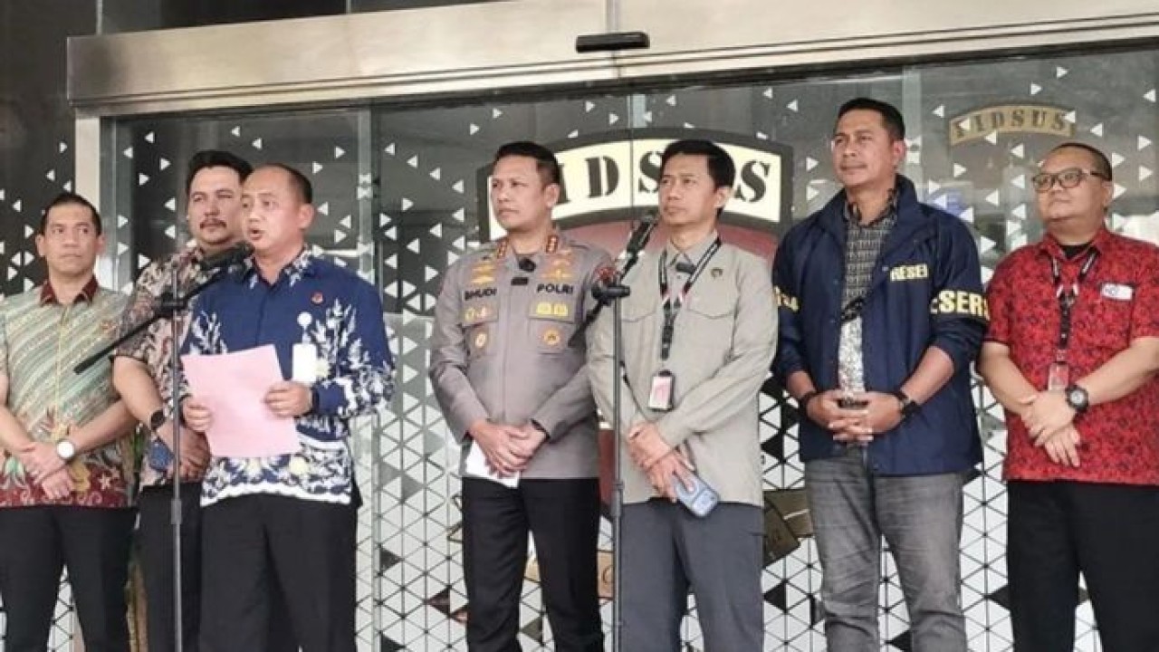 Kepala Pusat Penerangan Hukum (Kapuspenkum) Kejaksaan Agung Anang Supriatna (ketiga dari kiri) berbicara dalam konferensi pers di Gedung Jampidsus Kejagung, Jakarta, Jumat, 17 Juli 2026. (Antara)