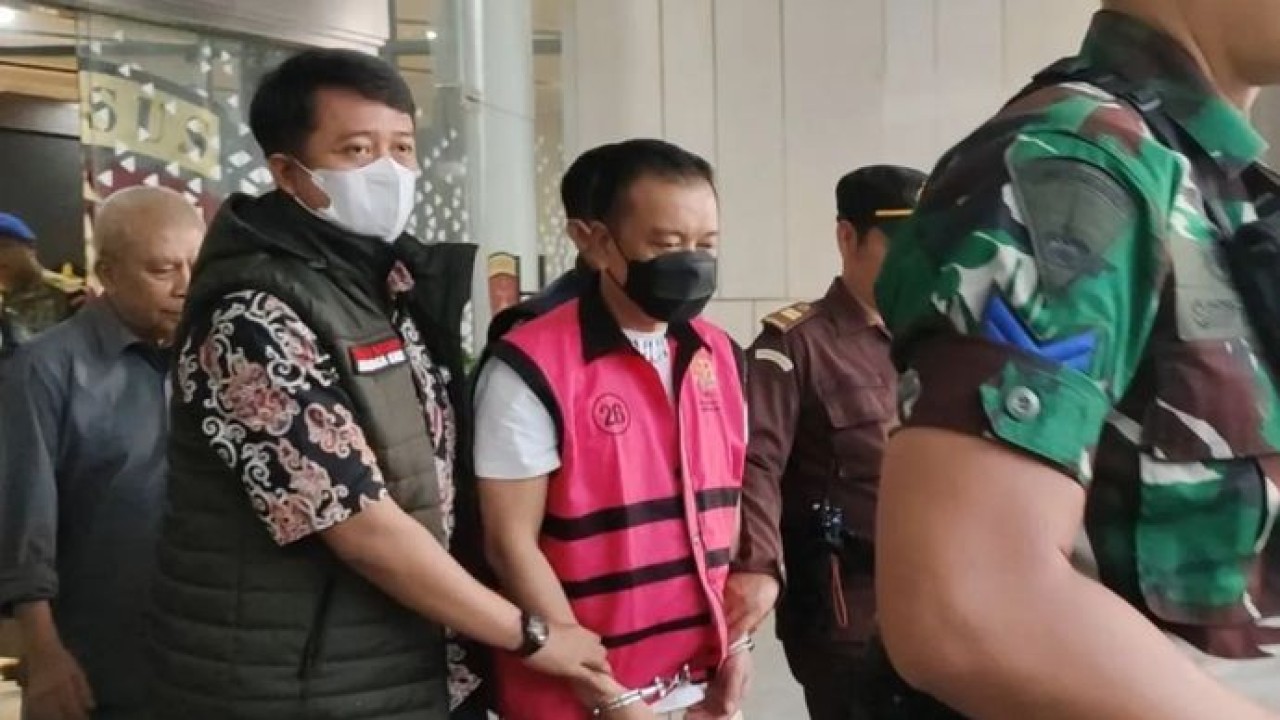 Tersangka kasus dugaan pencucian uang dalam proses penanganan hukum oleh penyelenggara negara pada perkara PT Asabri periode 2020-2024, Don Ritto (DR), digiring petugas menuju mobil tahanan di Gedung Jampidsus Kejagung, Jakarta, Jumat, 17 Juli 2026. (Antara)