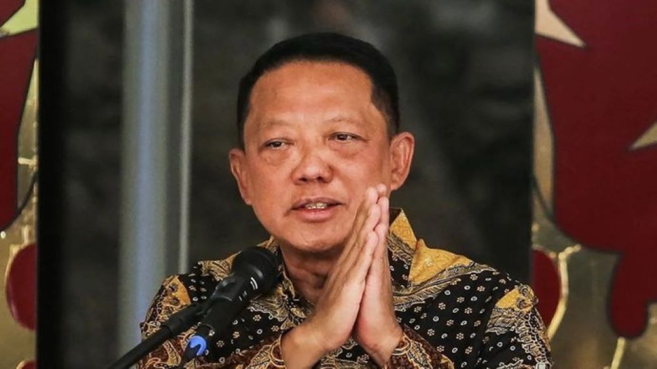 Jaksa Agung Muda Tindak Pidana Khusus (Jampidsus) Kejaksaan Agung Febrie Adriansyah memberikan salam usai menyampaikan keterangan saat konferensi pers di Kejaksaan Agung, Jakarta, Jumat, 10 Juli 2026. (Antara)