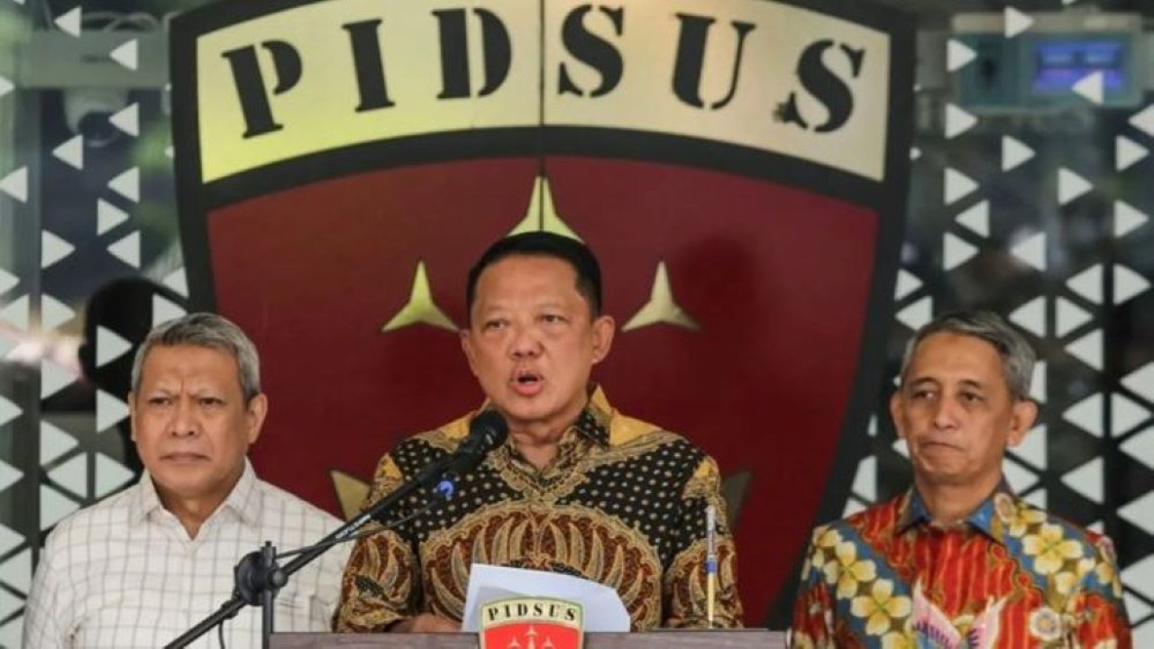 Jaksa Agung Muda Tindak Pidana Khusus (Jampidsus) Kejaksaan Agung Febrie Adriansyah (tengah) menyampaikan keterangan saat konferensi pers di Kejaksaan Agung, Jakarta, Jumat, 10 Juli 2026. (Antara)