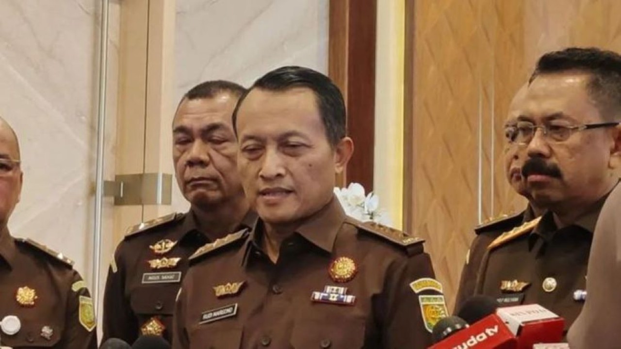 Jaksa Agung Muda Bidang Pengawasan Kejaksaan Agung Rudi Margono (tengah) memberikan keterangan pers di Gedung Kejaksaan Agung, Jakarta, Jumat, 24 Juli 2026 (Antara)
