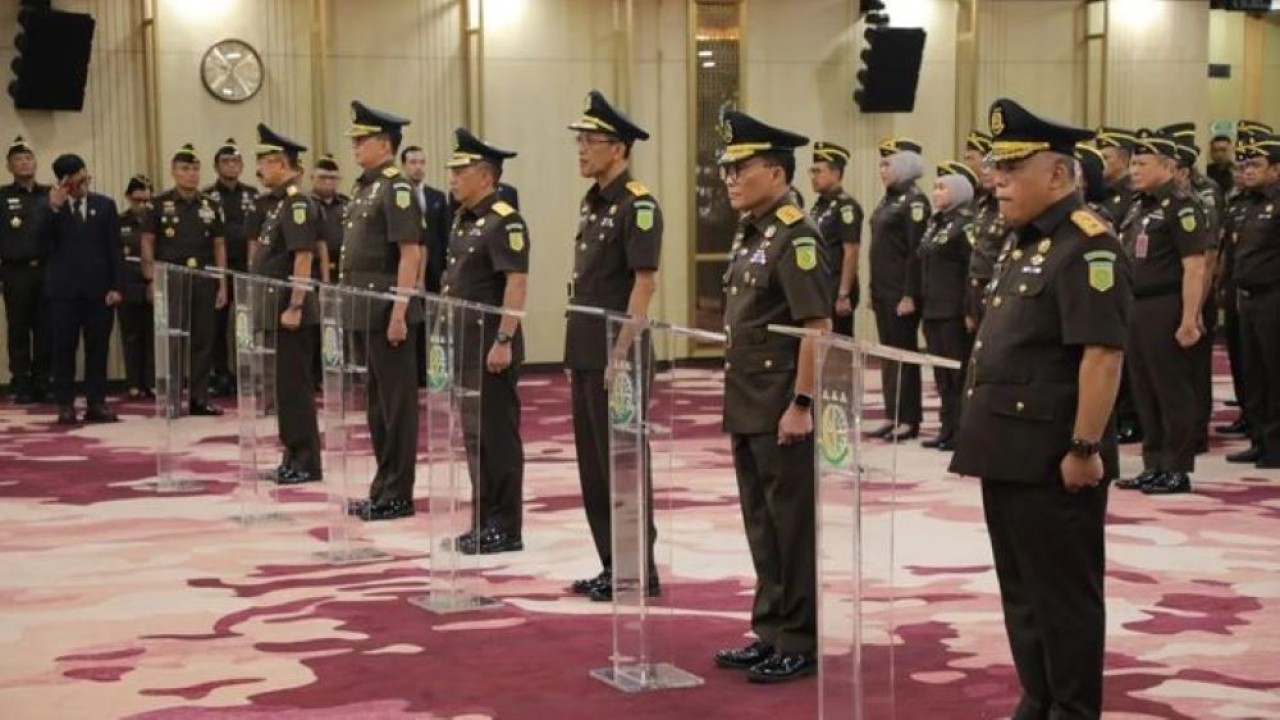 Jaksa Agung ST Burhanuddin melantik beberapa pejabat utama Kejaksaan Agung, mulai dari Wakil Jaksa Agung hingga Jaksa Agung Muda Bidang Tindak Pidana Khusus (Jampidsus) yang baru di Gedung Utama Kejaksaan Agung, Jakarta (Antara)