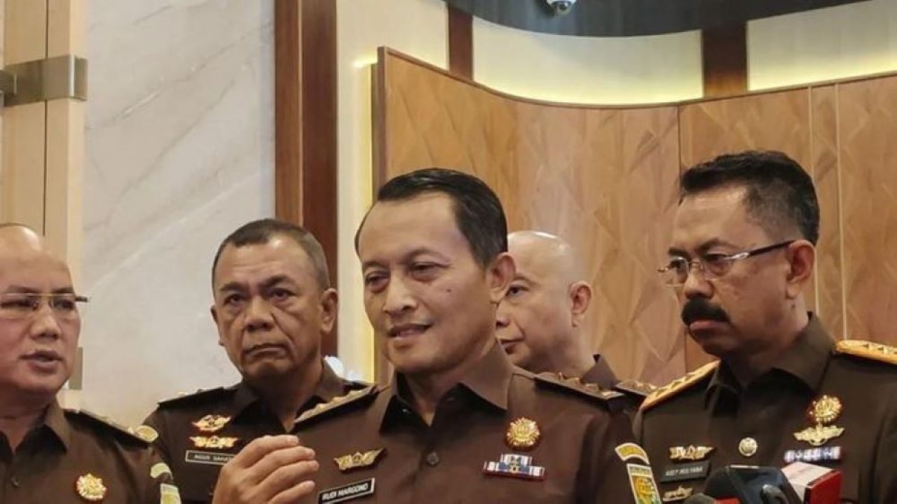 Jaksa Agung Muda Pengawasan Kejagung Rudi Margono (tengah) memberikan keterangan pers di Gedung Kejaksaan Agung, Jakarta, Jumat, 24 Juli 2026 (Antara)