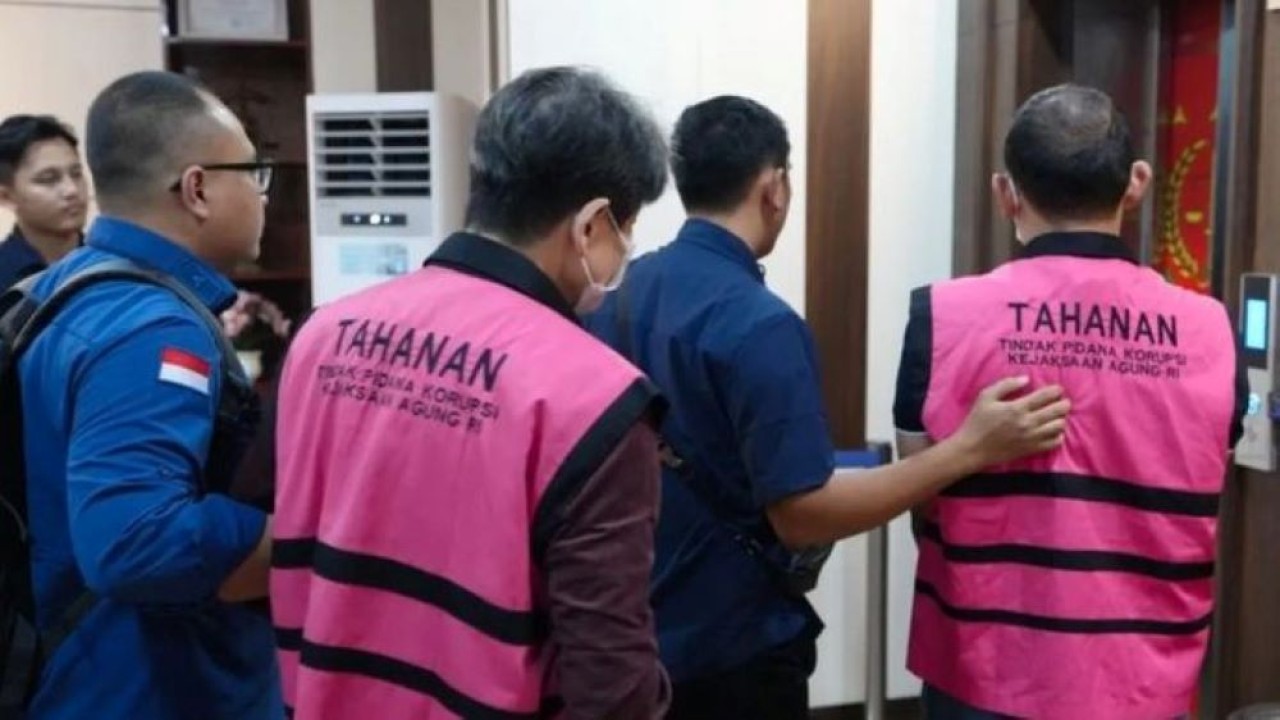 Petugas Kejaksaan Agung (Kejagung) menggiring dua tersangka saat melimpahkan perkara dugaan korupsi penyimpangan pengelolaan pertambangan PT Asmin Koalindo Tuhup (AKT) di Kabupaten Murung Raya, Kalimantan Tengah, tahun 2016-2025, ke Kejaksaan Negeri Jakarta Pusat di Jakarta, Kamis, 23 Juli 2026. (Antara)