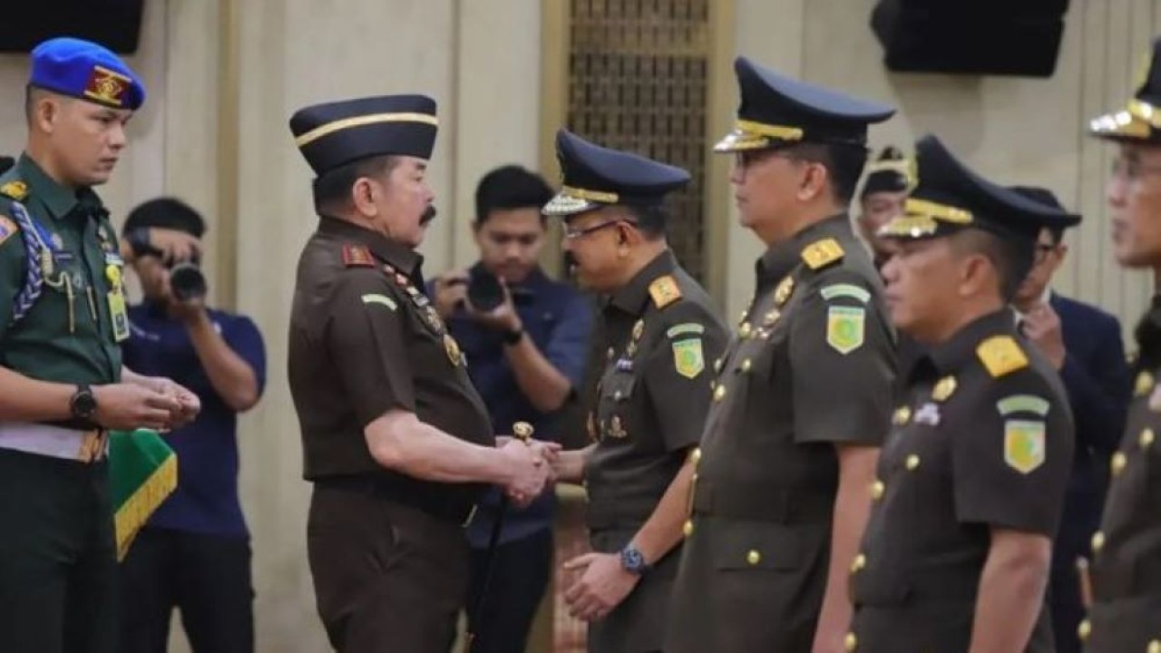Jaksa Agung Muda Bidang Tindak Pidana Khusus (Jampidsus) Kuntadi (ketiga kanan) dalam prosesi pelantikan di Gedung Kejagung, Jakarta (Antara)