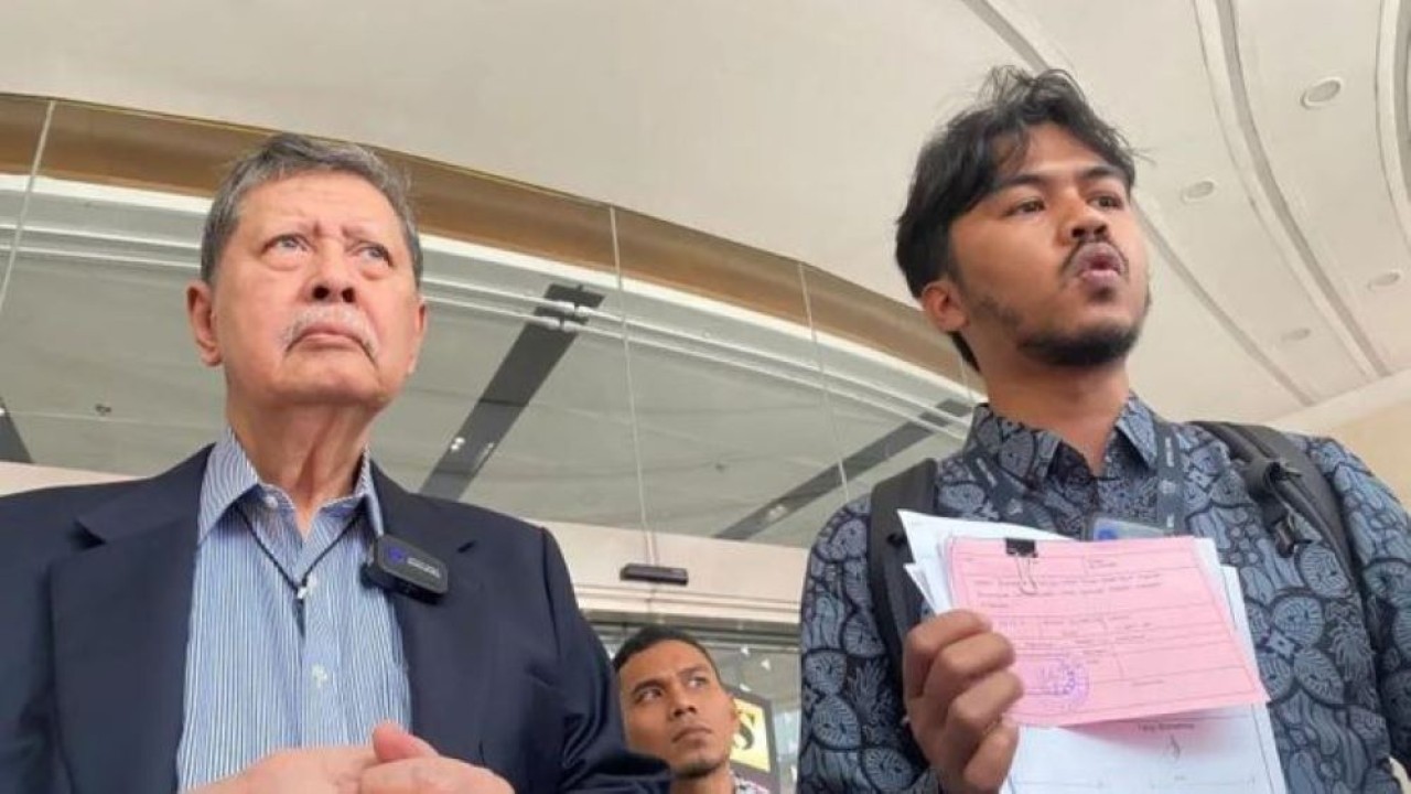 Perwakilan Relawan GSF 2.0 Herman Budianto (kanan) memberikan keterangan kepada awak media usai mengajukan laporan soal dugaan penyiksaan yang mereka alami oleh Israel di Gedung Jampidsus Kejaksaan Agung, Jakarta (Antara)