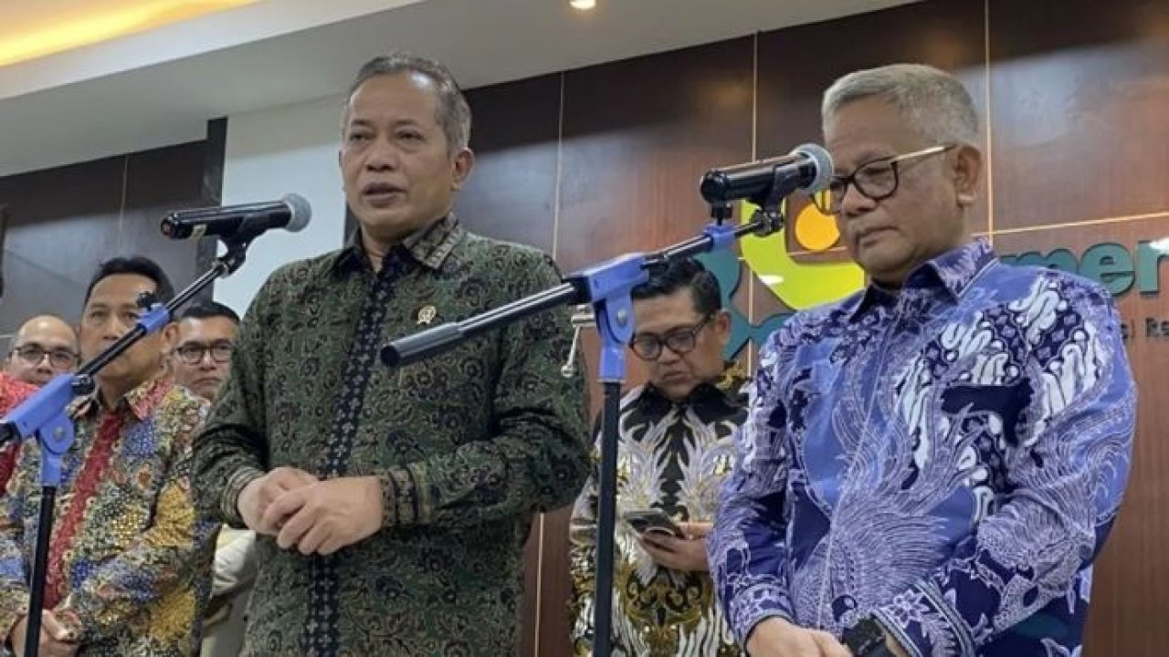 Menteri Koperasi Ferry Juliantono (kiri) didampingi Direktur Utama PT Agrinas Palma Nusantara Mohammad Abdul Ghani (kanan) menyampaikan keterangan pers di Jakarta, Kamis, 2 Juli 2026. (Antara)
