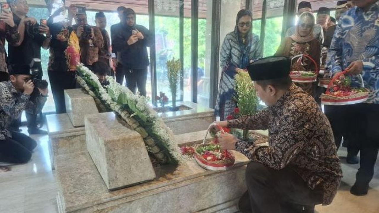 Menteri Koperasi Ferry Juliantono menaburkan bunga di makam Mohammad Hatta saat ziarah di TPU Tanah Kusir, Jakarta, Jumat, 10 Juli 2026 (Antara)