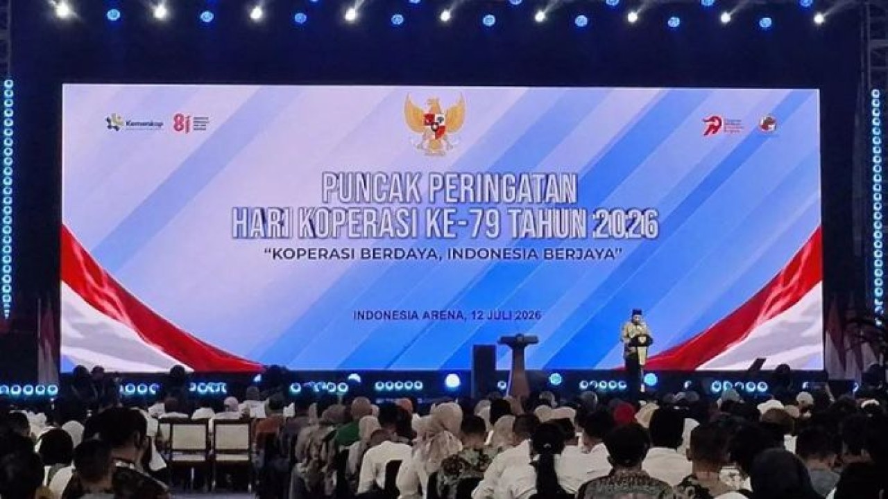 Menteri Koperasi (Menkop) Ferry Juliantono menyampaikan sambutan di acara Puncak Peringatan Hari Koperasi ke-79 Tahun 2026 di Indonesia Arena GBK, Jakarta, Minggu, 12 Juli 2026 (Antara)