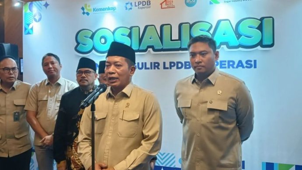Menteri Koperasi Ferry Juliantoro, didampingi Wakil Menteri Pertanian Sudaryono, saat menyampaikan pernyataan pada media, di Semarang, Jateng, Selasa, 14 Juli 2026. (Antara)