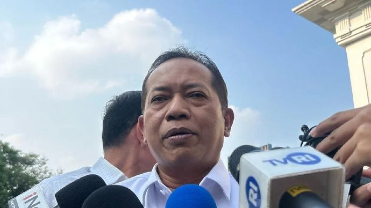 Menteri Koperasi (Menkop) Ferry Juliantono menghadiri rapat terbatas bersama Presiden Prabowo Subianto di Kompleks Istana Kepresidenan, Jakarta (Antara)