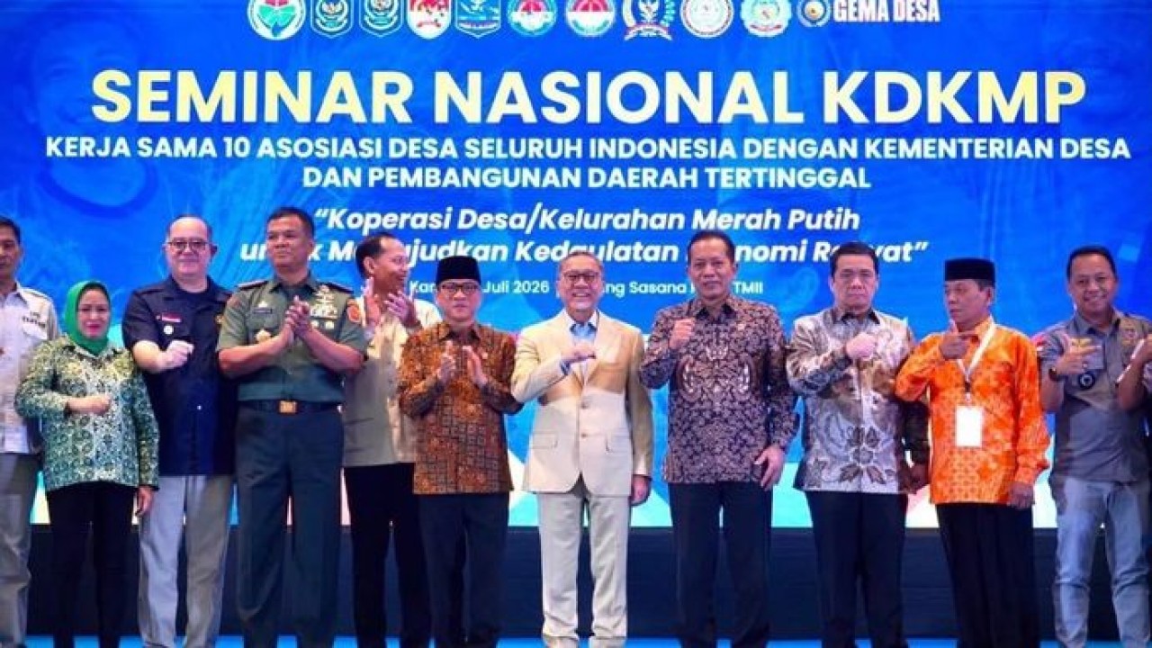 Menteri Koperasi (Menkop) Ferry Juliantono (keempat kanan), Menteri Koordinator Bidang Pangan Zulkifli Hasan (tengah), dan Menteri Desa dan Pembangunan Daerah Tertinggal Yandri Susanto (keenam kanan) menghadiri Forum Organisasi Desa Indonesia bersama 10 Asosiasi Desa, di Jakarta, Kamis, 16 Juli 2026. (Antara)