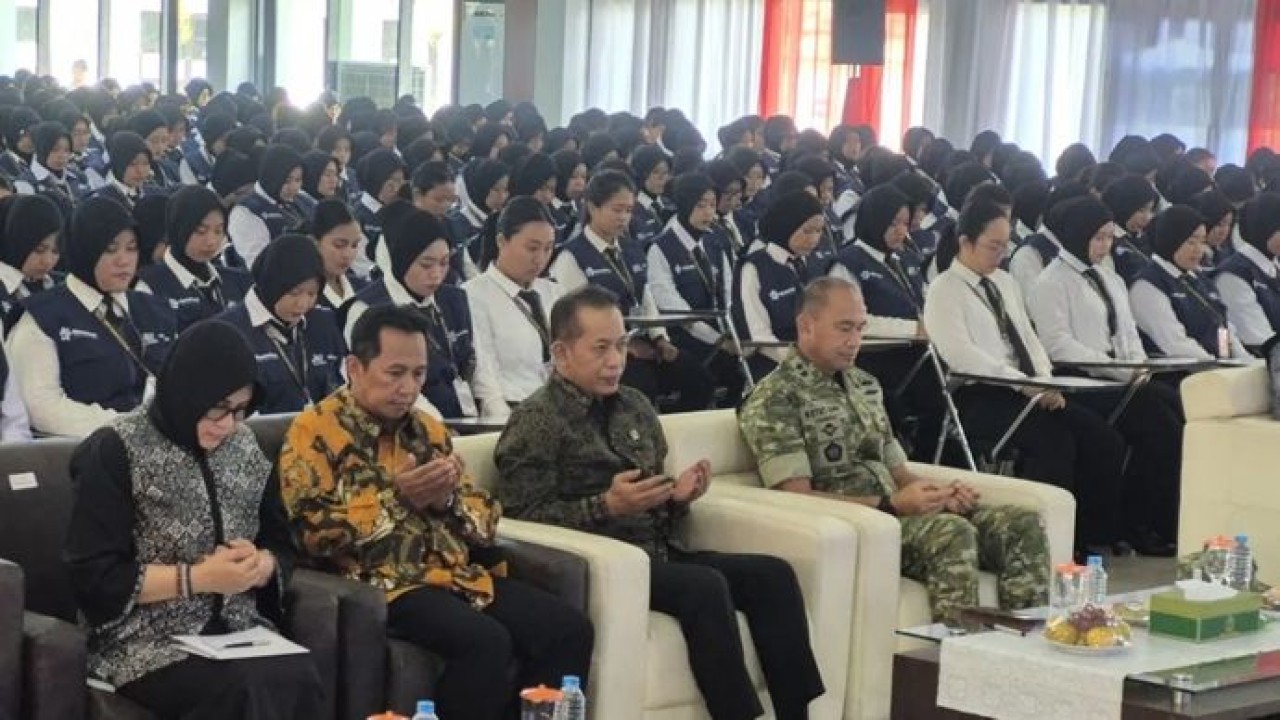 Menteri Koperasi (Menkop) Ferry Juliantono saat menghadiri pembukaan pelatihan manajerial calon manajer KDKMP, di Pusdik Armed Cimahi, Jawa Barat, Jumat, 17 Juli 2026. (Antara)