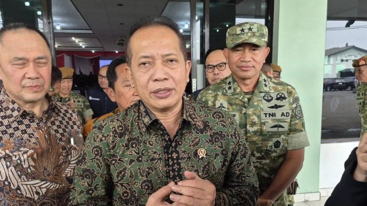 Menteri Koperasi (Menkop) Ferry Juliantono saat diwawancarai oleh para awak media di Pusdik Armed Cimahi, Jawa Barat, pada Jumat, 17 Juli 2026 (Antara)