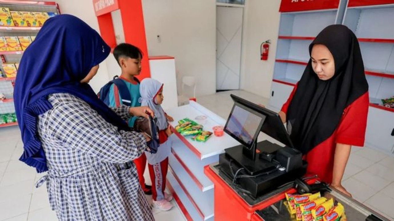 Warga membeli kebutuhan bahan pokok di Koperasi Desa Merah Putih (KDMP) Jatikalen, Nganjuk, Jawa Timur, Jumat, 17 Juli 2026. Menteri Koperasi (Menkop) Ferry Juliantono mengatakan Koperasi Desa/Kelurahan Merah Putih (KDKMP) akan menjadi mitra perbankan dalam penyaluran Kredit Usaha Rakyat (KUR) melalui skema channeling guna memperluas akses pembiayaan bagi pelaku usaha di desa. (Antara)