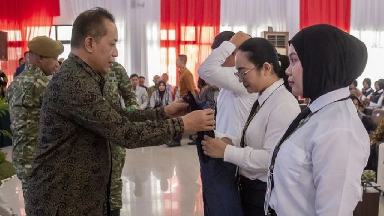 Menteri Koperasi (Menkop) Ferry Juliantono memberikan rompi kepada perwakilan siswa peserta program Sarjana Penggerak Pembangunan Indonesia (SPPI) usai membuka Pelatihan dan Sertifikasi Manajer Koperasi Desa/Kelurahan Merah Putih (KDMP) di Pusdik Armed, Kota Cimahi, Jawa Barat, Jumat, 17 Juli 2026. Sebanyak 1.023 siswa peserta program SPPI mengikuti pelatihan dan sertifikasi manajer KDMP di Pusdik Armed selama 13 hari yang bertujuan untuk meningkatkan kompetensi manajerial sehingga diharapkan mampu menjadi manajer yang berkarakter, kompeten, profesional, dan siap mengembangkan Koperasi Desa/Kelurahan Merah Putih sebagai penggerak ekonomi desa dan kelurahan. (Antara)