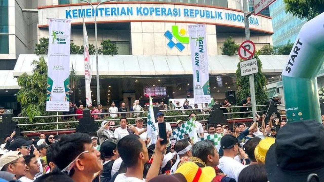 Menteri Koperasi Ferry Juliantono didampingi Wakil Menteri Koperasi Farida Farichah, Gubernur DKI Jakarta Pramono Anung melepas ribuan peserta Gen Coop Run di Jakarta, Minggu, 19 Juli 2026 (Antara)