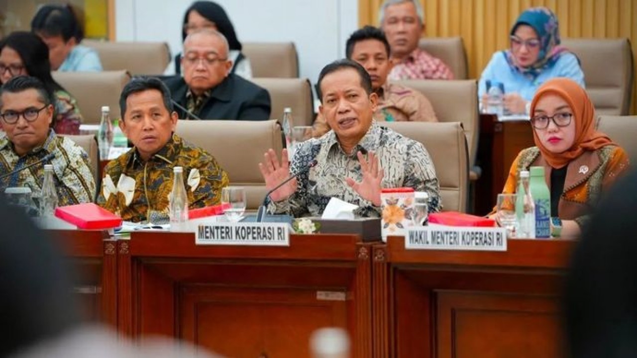 Menteri Koperasi Ferry Juliantono menyampaikan paparan dalam rapat kerja dengan Komisi VI DPR RI di Jakarta, Rabu, 15 Juli 2026. (Antara)