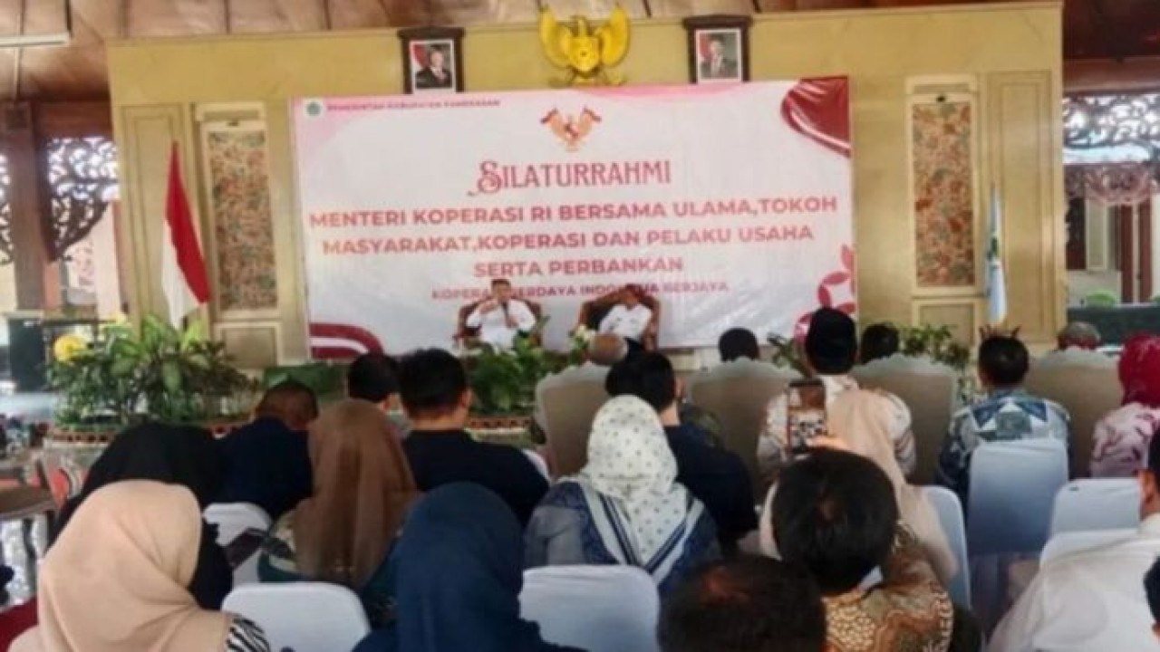 Menkop Ferry Juliantono memaparkan upaya pemerintah dalam percepatan koperasi di Indonesia pada acara silaturahmi dengan tokoh ulama dan pegiat koperasi, di Pendopo Agung Pemkab Pamekasan, Jawa Timur, Selasa, 21 Juli 2026. (Antara)