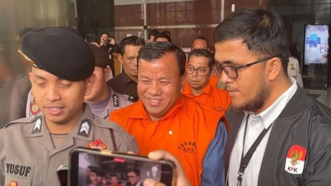Bupati Kuantan Singingi (Kuansing) Suhardiman Amby (tengah) tersenyum saat memberikan keterangan di Gedung Merah Putih KPK, Jakarta, Rabu, 1 Juli 2026