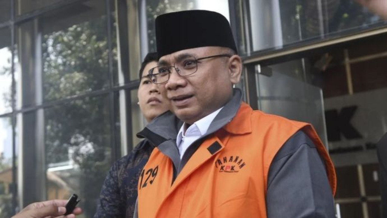 Tersangka kasus dugaan korupsi Yaqut Cholil Qoumas berjalan menuju mobil tahanan usai menjalani pemeriksaan di Gedung Merah Putih KPK, Jakarta, Jumat, 19 Juni 2026. Mantan Menteri Agama periode 2020-2024 itu diperiksa dalam kasus dugaan korupsi kuota haji dan penyelenggaraan ibadah haji yang diduga merugikan negara sekitar Rp622 miliar. (Antara)
