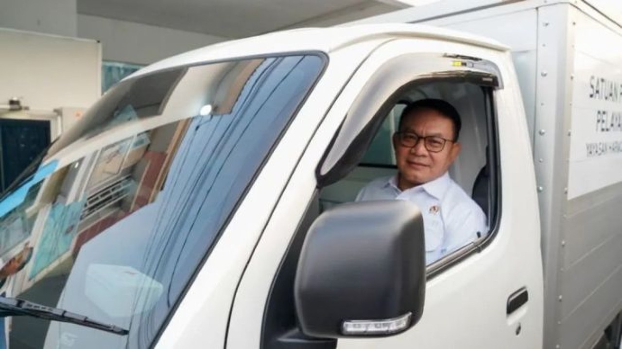 Kepala Staf Kepresidenan Jenderal TNI (Purn) Dudung Abdurachman dalam peninjauan pelaksanaan MBG di SPPG Ciseureuh 8, Purwakarta, Jawa Barat, Senin, 13 Juli 2026. (Antara)