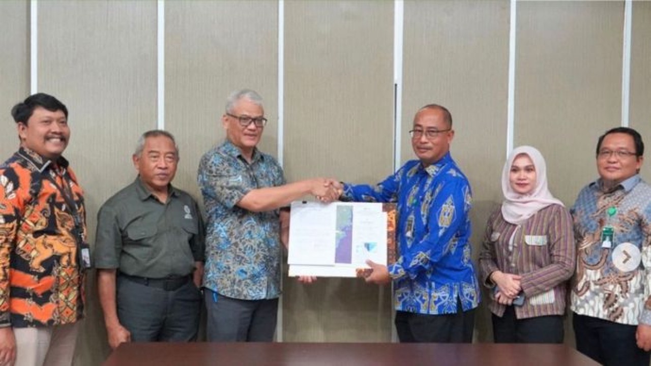 BAKTI Komdigi dan Balai Besar Taman Nasional Teluk Cenderawasih menandatangani adendum PKS untuk penambahan tiga lokasi BTS BAKTI di kawasan Taman Nasional Teluk Cenderawasih