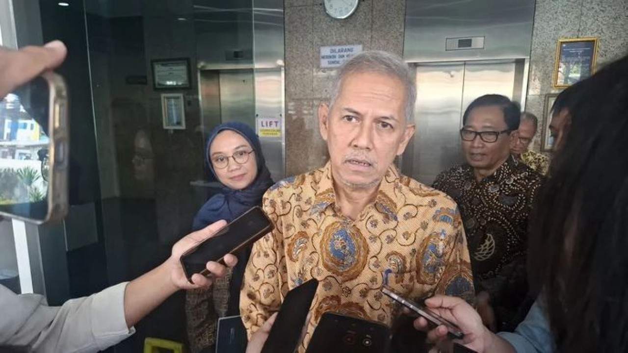 Ketua Dewan Komisioner Lembaga Penjamin Simpanan (LPS) Anggito Abimanyu memberikan keterangan kepada awak media seusai Seminar Nasional ISEI Jakarta Komisariat Perbanas di Jakarta, Selasa, 28 Juli 2026. (Antara)