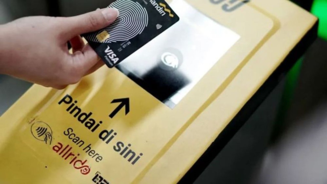 Ilustrasi pembayaran tiket berbasis kartu kredit Bank Mandiri nirsentuh (contactless) pada layanan perjalanan MRT Jakarta. (Antara)