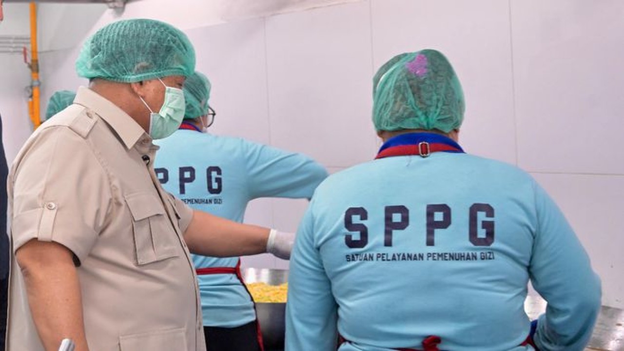 Presiden Prabowo Subianto meninjau langsung Satuan Pelayanan Pemenuhan Gizi (SPPG) di Palmerah, Jakarta (Sekretariat Presiden)