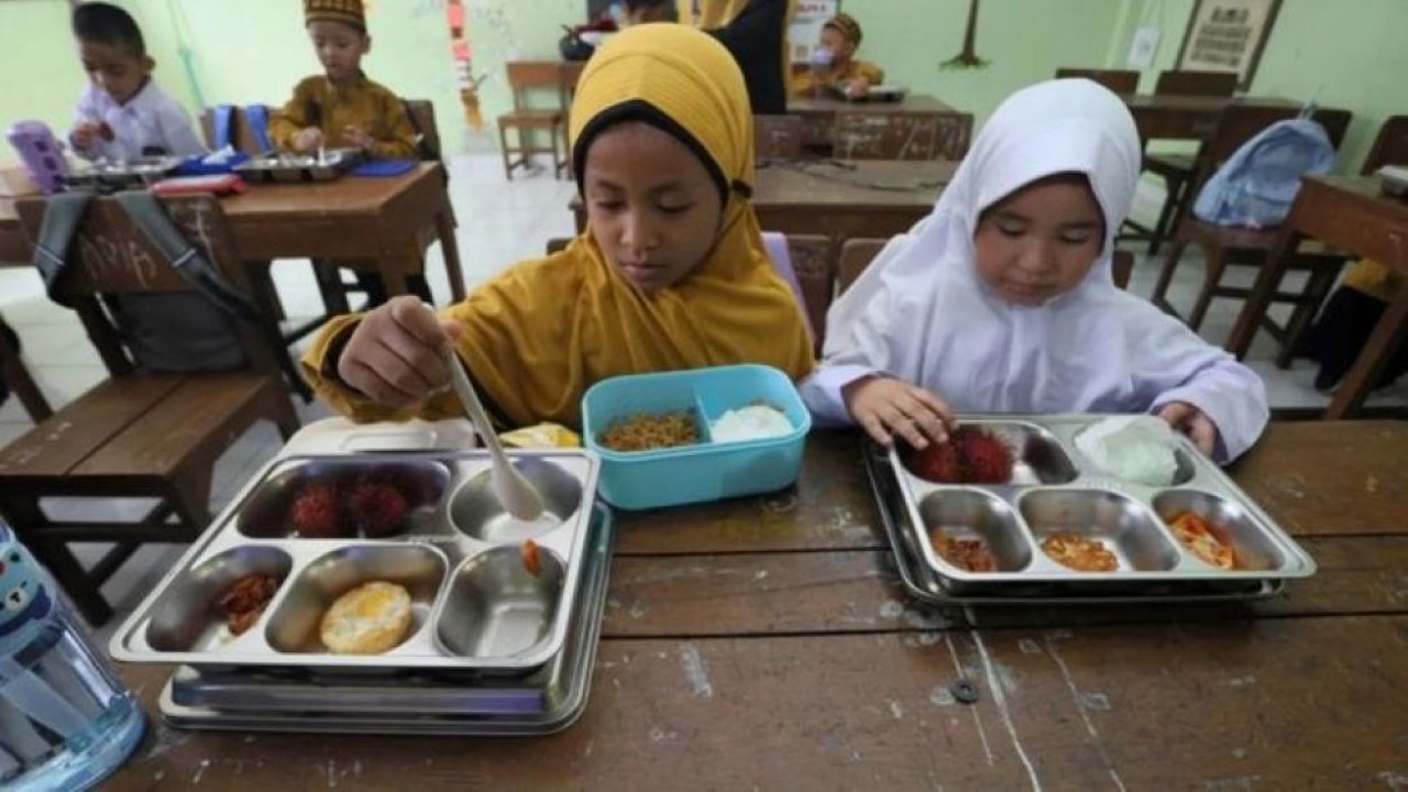 Sejumlah siswa menyantap menu Program Makan Bergizi Gratis (MBG) di SD Negeri 33 Banda Aceh, Banda Aceh, Aceh, Kamis, 16 Juli 2026. (Foto: Antara)