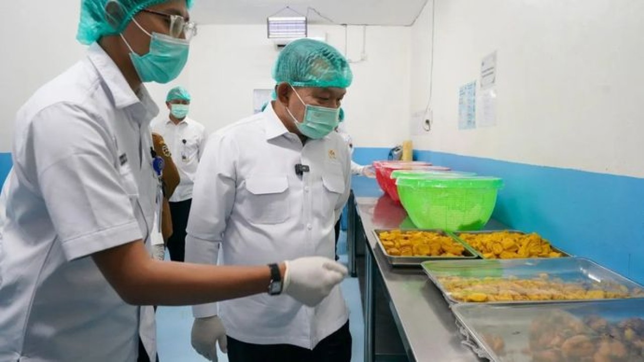 Kepala Staf Kepresidenan Jenderal TNI (Purn) Dudung Abdurachman (kanan) saat meninjau SPPG Ciseureuh 8 di Purwakarta, Jawa Barat, Senin, 13 Juli 2026. (Antara)