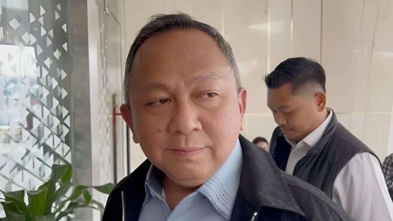 Deputi Bidang Pemantauan dan Pengawasan Badan Gizi Nasional (BGN) Ketut Sumedana menjawab pertanyaan awak media di Gedung Jampidsus Kejagung, Jakarta (Antara)