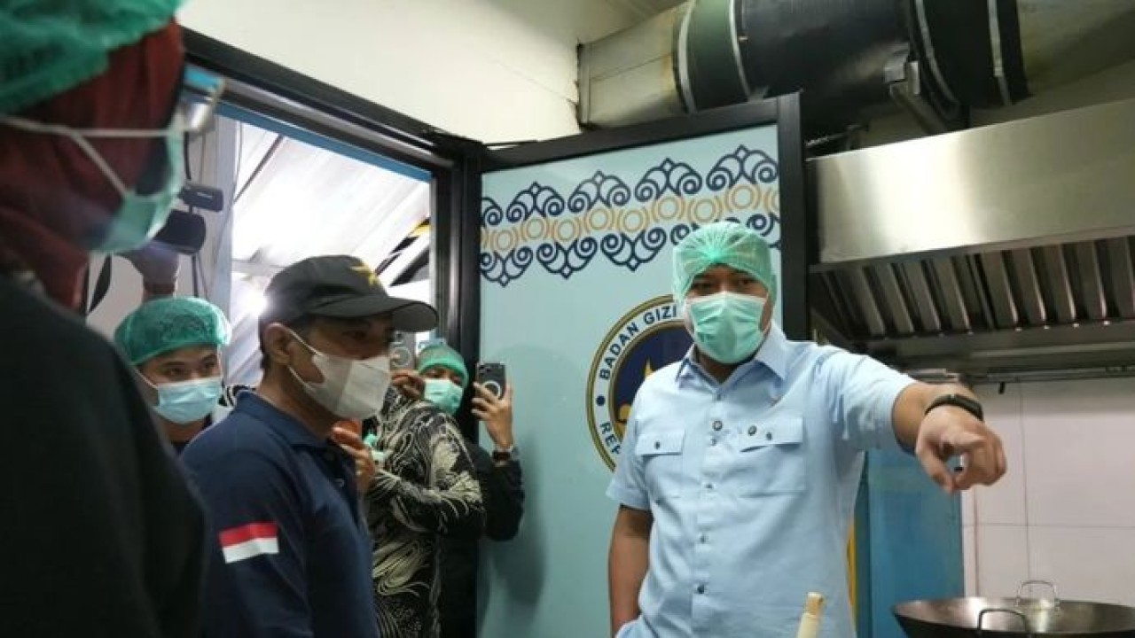 Kepala BGN Sudaryono (kanan) saat inspeksi mendadak SPPG di Bogor, Jawa Barat, Jumat, 24 Juli 2026. (Antara)