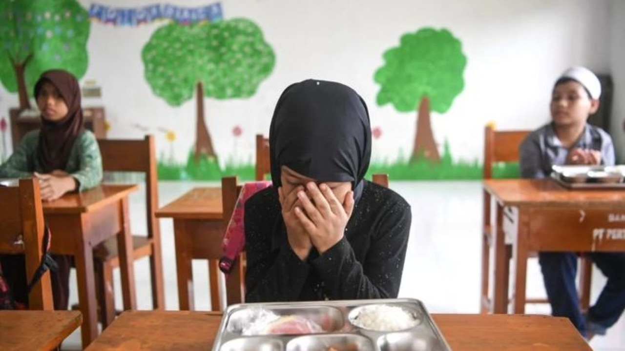 Arsip - Siswa berdoa sebelum menyantap makanan dari porsi makan bergizi gratis (MBG) di Madrasah Ibtidaiyah (MI) Darul Furqan, di Sebatik Tengah, Nunukan, Kalimantan Utara, Rabu, 22 Juli 2026. SPPG Sebatik Tengah tersebut mendistribusikan MBG ke 13 Posyandu dan 10 sekolah diantaranya ke sekolah MI Darul Furqan yang terletak di tepi garis batas negara Indonesia dengan Malaysia. (Antara)