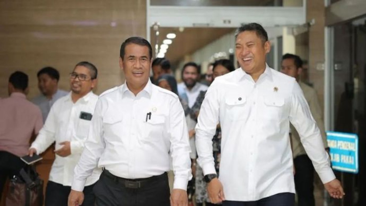 Menteri Pertanian (Mentan) Andi Amran Sulaiman (kiri), Kepala Badan Gizi Nasional (BGN) Sudaryono (kanan) dalam Pelepasan Wakil Menteri Pertanian sekaligus Tasyakuran Kepala Badan Gizi Nasional Sudaryono, di Kantor Pusat Kementerian Pertanian (Kementan), Jakarta, Selasa (28/7/2026) malam. (antara)
