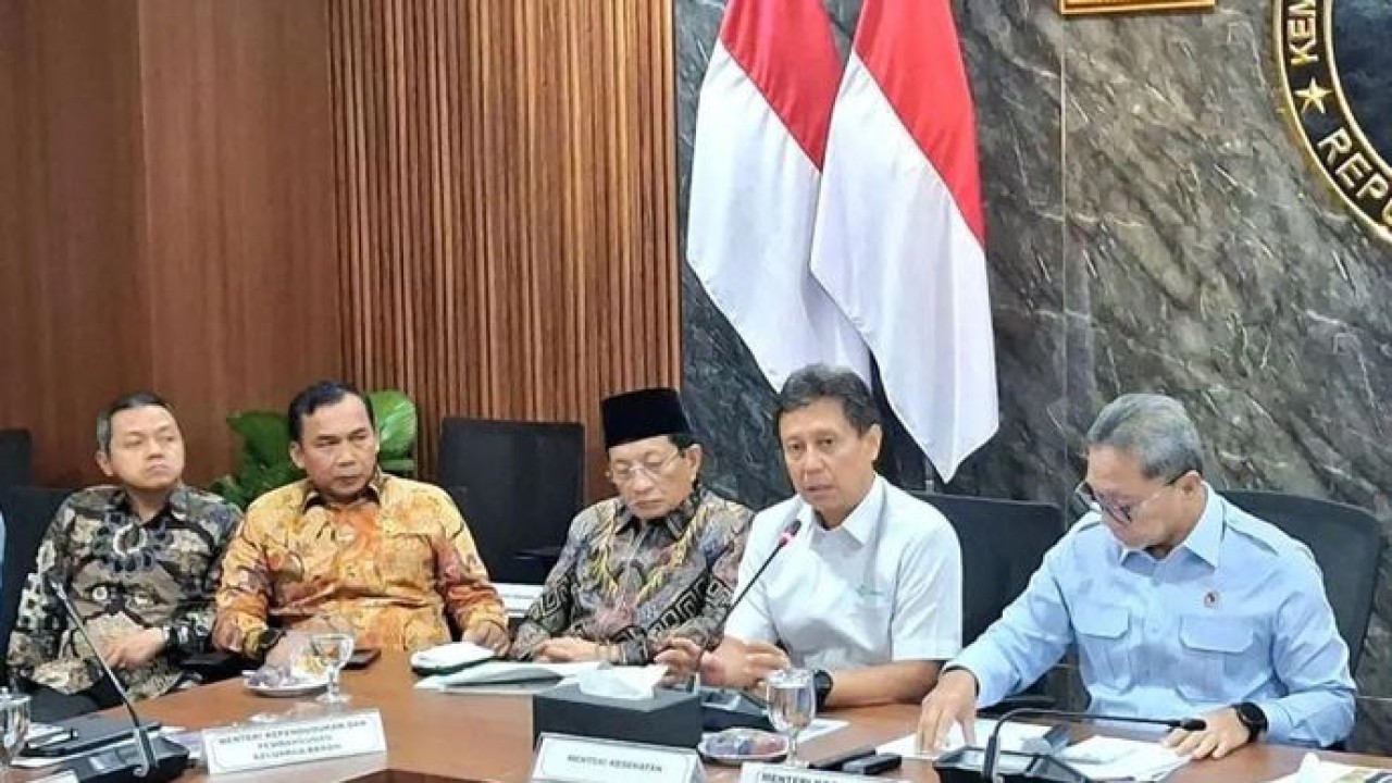 Menkes Budi Gunadi Sadikin (dua dari kanan) dalam rapat perbaikan tata kelola MBG di Gedung Kemenko Pangan, Jakarta Pusat (Antara)