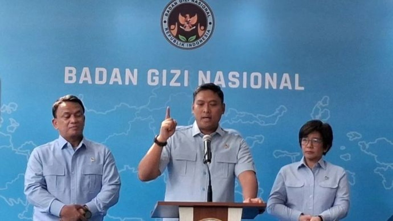 Kepala BGN Sudaryono (tengah) bersama kedua wakilnya dalam konferensi pers peresmian media center di Kantor BGN, Jakarta Pusat, Rabu, 29 Juli 2026. (Antara)