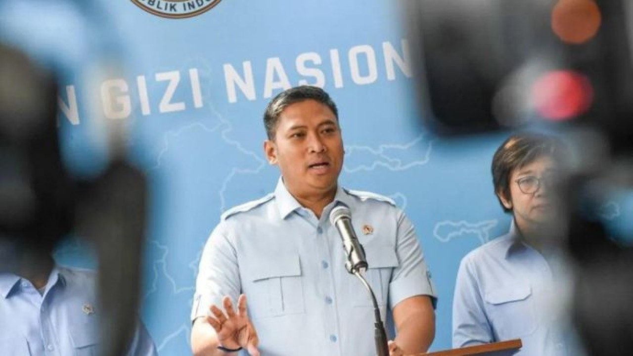 Kepala BGN Sudaryono (tengah) memberikan keterangan pers saat meresmikan Pusat Pelayanan Terpadu Badan Gizi Nasional (BGN) dan Media Center di kantor BGN Jakarta, Rabu, 29 Juli 2026. Fasilitas baru tersebut dibangun bertujuan untuk meningkatkan transparansi, akuntabilitas, serta mencegah konflik kepentingan dalam tata kelola program pemerintah (Antara)