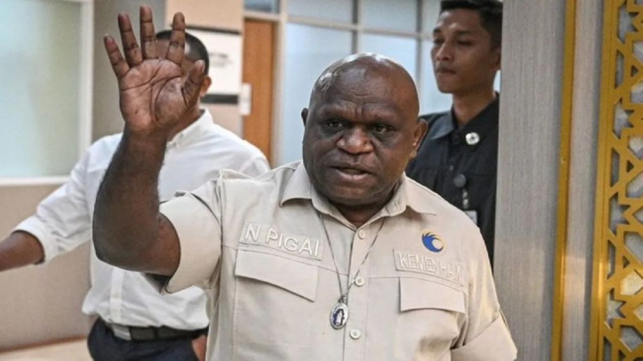 Menteri Hak Asasi Manusia (HAM) Natalius Pigai tiba untuk memberikan keterangan pers di Kantor Kementerian HAM, Jakarta, Senin (4/5/2026). (Foto: ANTARA FOTO/Fauzan/bar/am)