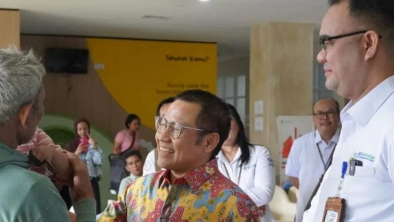 Menteri Koordinator (Menko) Bidang Pemberdayaan Masyarakat (PMK) Muhaimin Iskandar (tengah) berinteraksi dengan warga di sela meninjau layanan JKN di RSUP Ngoerah, Denpasar, Bali, Rabu, 8 Juli 2026 (Antara)
