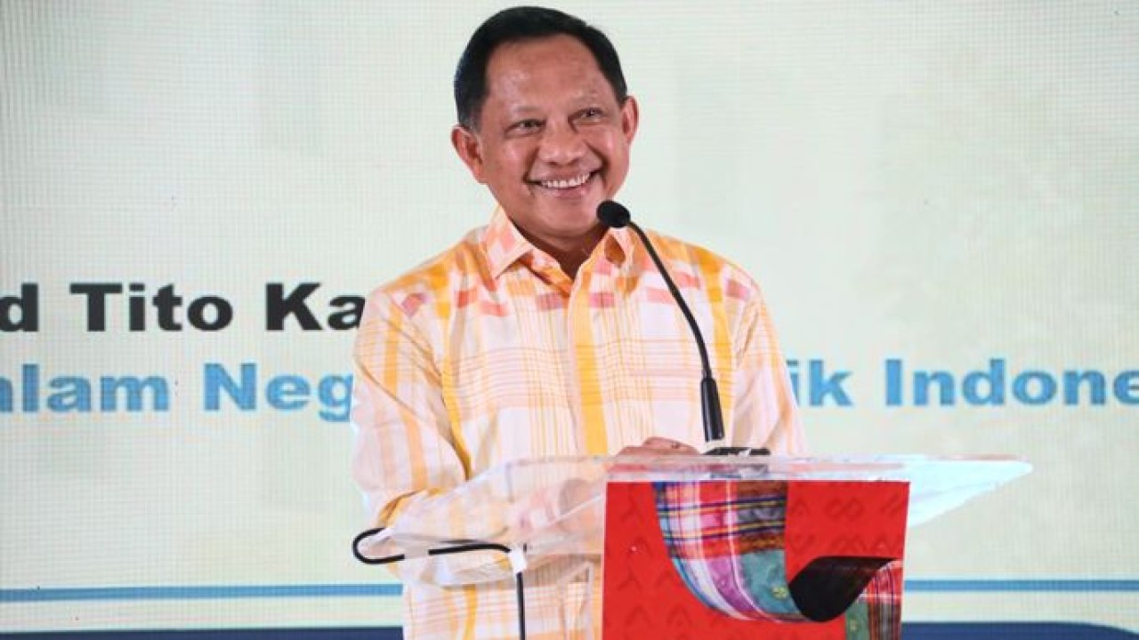 Menteri Dalam Negeri Muhammad Tito Karnavian menyerahkan piagam penghargaan kepada salah satu penerima penghargaan pada Penutupan Rangkaian Acara HUT ke-46 Dewan Kerajinan Nasional (Dekranas) bertema (Puspen Kemendagri)