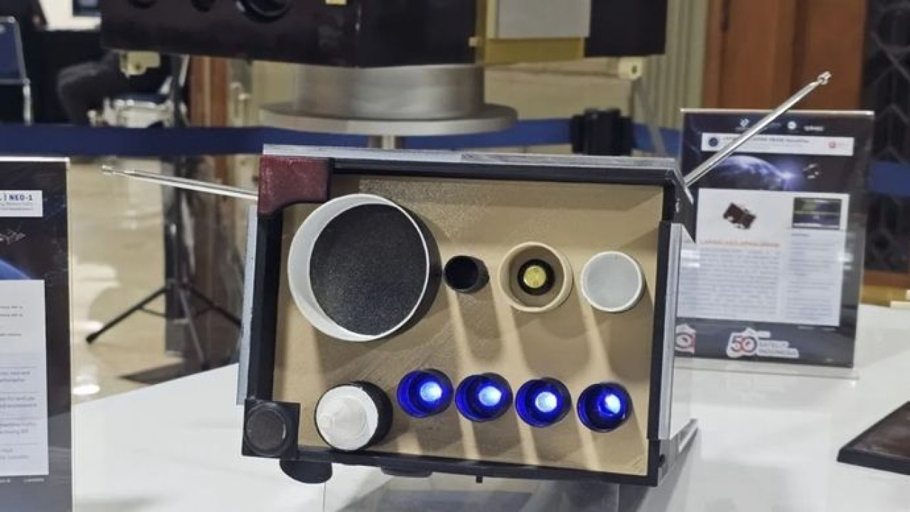 Miniatur tampilan satelit Nusantara Earth Observation (NEO) 1 yang siap diluncurkan Badan Riset dan Inovasi Nasional (BRIN) dipamerkan dalam peringatan 50 tahun satelit Indonesia di Jakarta, Rabu, 8 Juli 2026. (Antara)