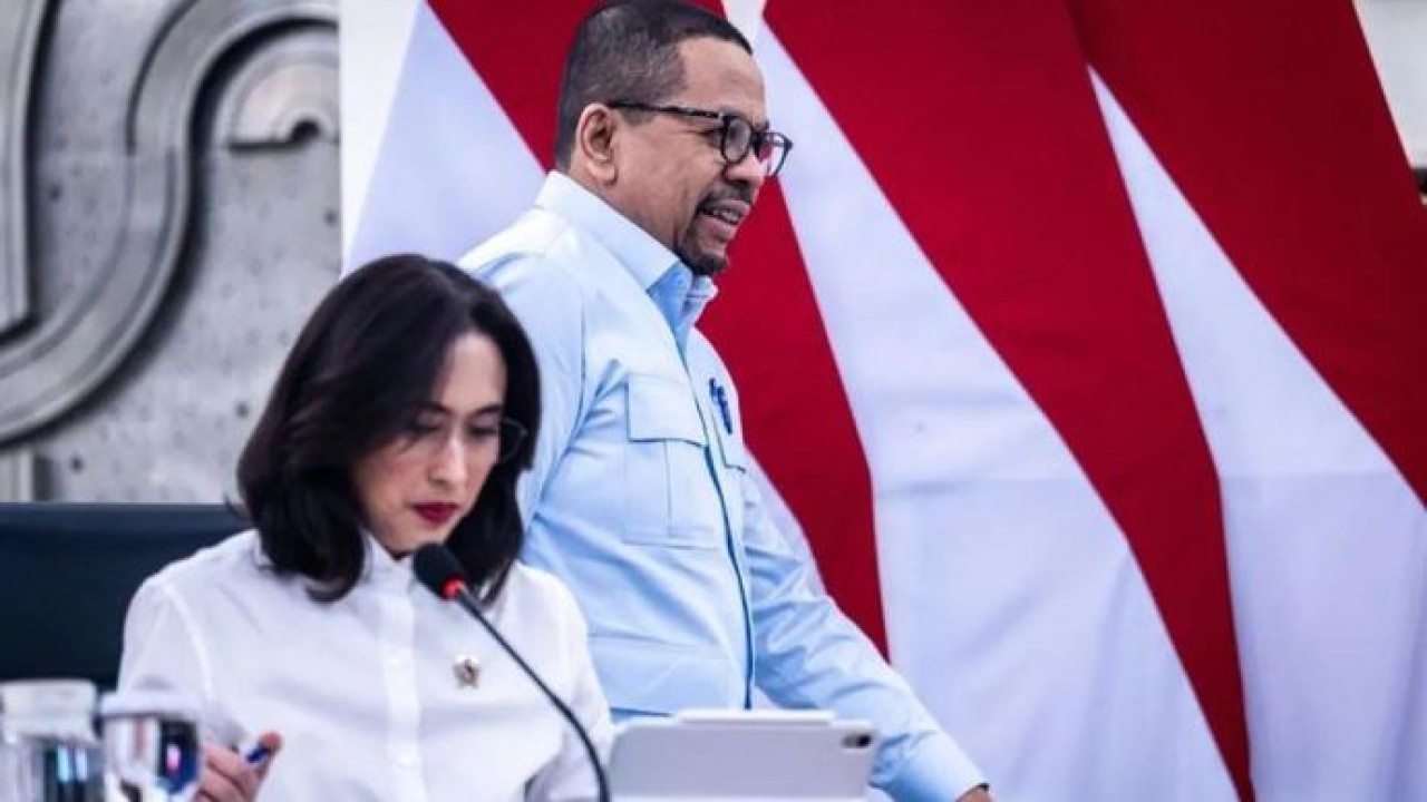 Kepala Badan Komunikasi Pemerintah Muhammad Qodari (kanan) dan Menteri Pariwisata Widiyanti Putri Wardhana (kiri) bersiap menyampaikan keterangan pers di Kantor Badan Komunikasi di Jakarta (Antara)