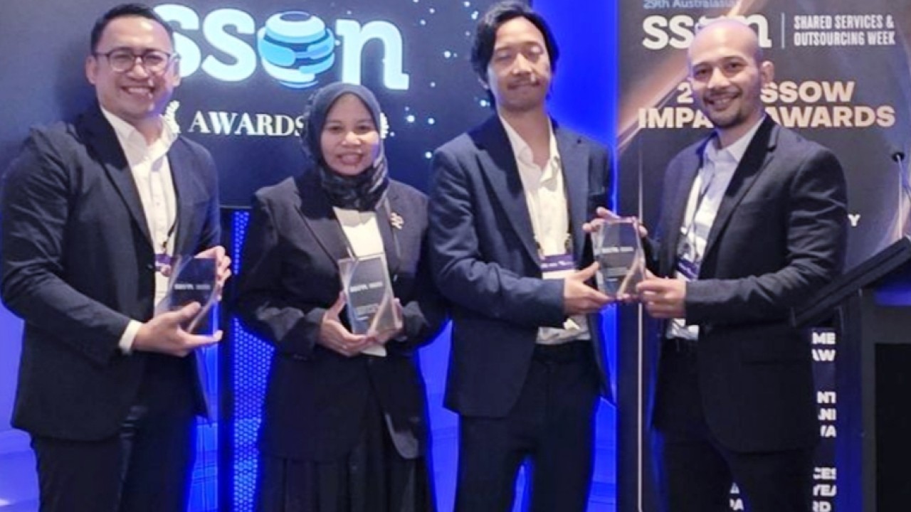 Tim Pertamina Shared Services berfoto usai menerima tiga penghargaan pada ajang SSOW Impact Awards AustralAsia 2026 di Sydney, Australia. Penghargaan tersebut diraih pada kategori SS Leader of the Year, Change Management, dan Creative Talent Management & Development sebagai pengakuan atas keberhasilan transformasi layanan, digitalisasi, serta pengembangan sumber daya manusia di lingkungan Pertamina.