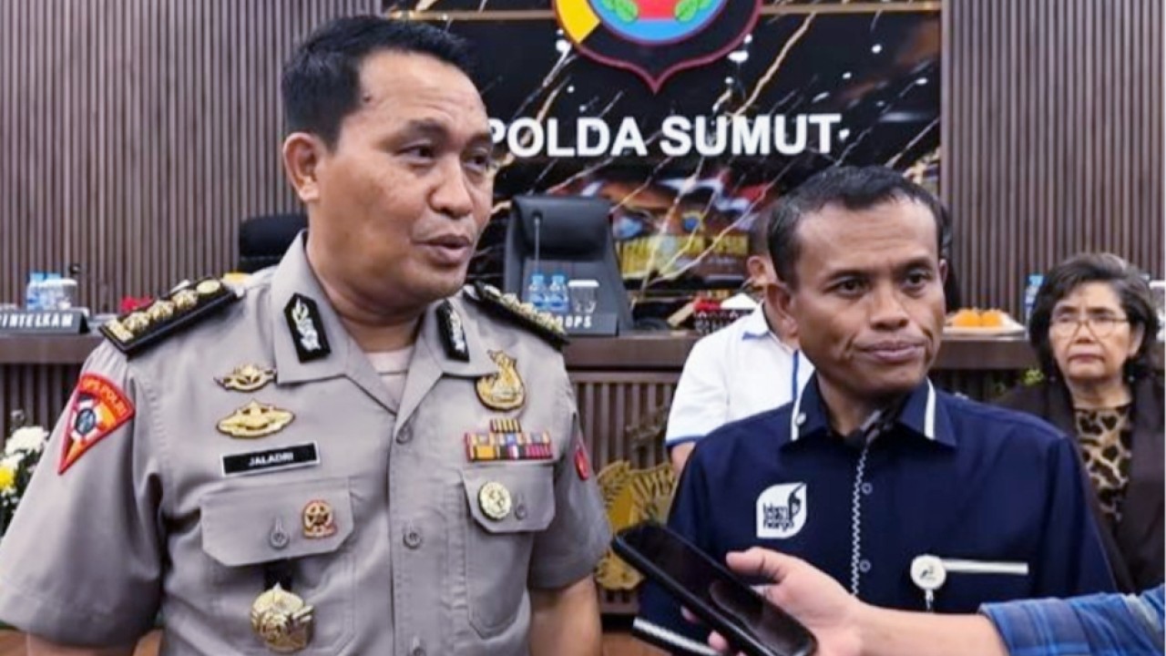 Kepala Biro Operasi (Karo Ops) Polda Sumatera Utara, Kombes Pol. Dr. Dwi Tunggal Jaladri, dan Area Manager Communication, Relations & CSR Pertamina Patra Niaga Regional Sumbagut, Fahrougi Andriani Sumampouw. (Pertamina)