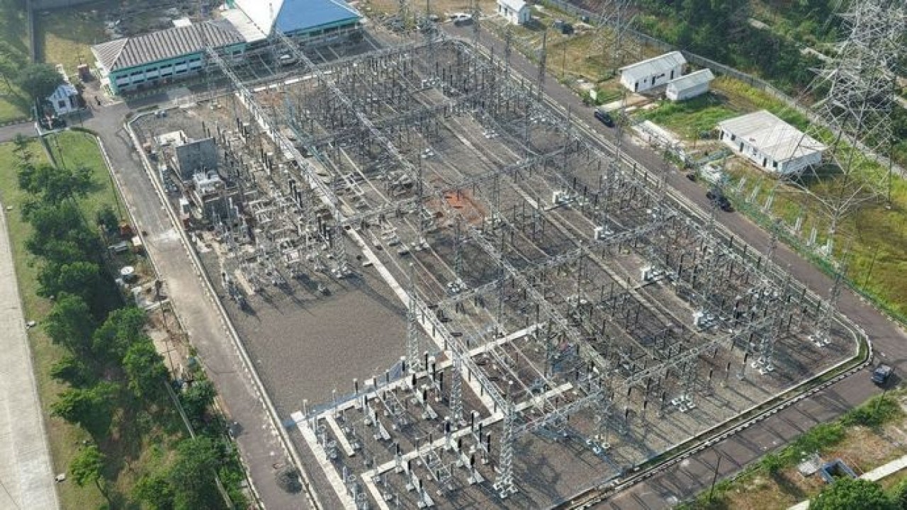 Tampak udara Gardu Induk 150 kilovolt (kV) Margakarya di Karawang International Industrial City (KIIC), Jawa Barat yang melayani suplai listrik ke industri data center di kawasan tersebut. Dengan listrik yang andal, PLN menciptakan multiplier effect untuk kemajuan industri nasional. (PLN)
